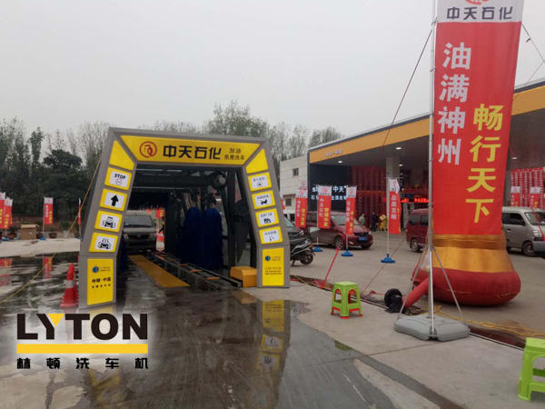 FX-11-7七刷隧道式連續(xù)洗車機整機航空鋁合金材質(zhì)加工而成，國際高端洗車機制造工藝。外形美觀新穎、大方。