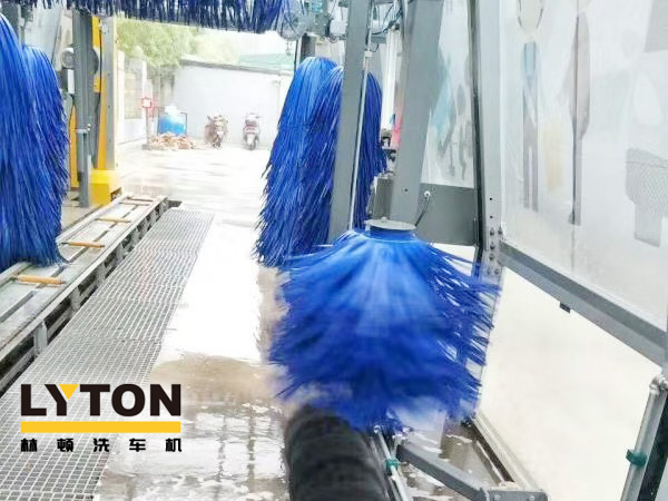 自動洗車設(shè)備,省心得力，造型美光大方！無錫中石化配置林頓FX11系列電腦洗車機(jī)！