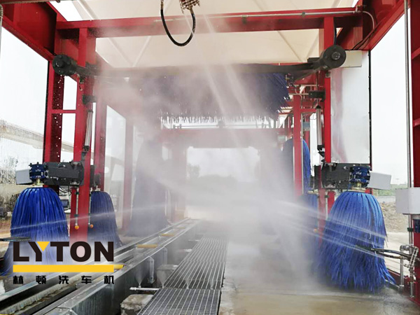 連續(xù)通過式洗車工藝、高效清洗速度！林頓fx80型隧道式電腦洗車機