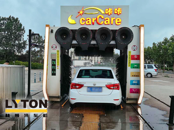 綜合性服務(wù)加油場(chǎng)站常態(tài)化！加油超30L免費(fèi)洗車，山東日照中石油carCare咔咔配置龍門往復(fù)式電腦洗車機(jī)