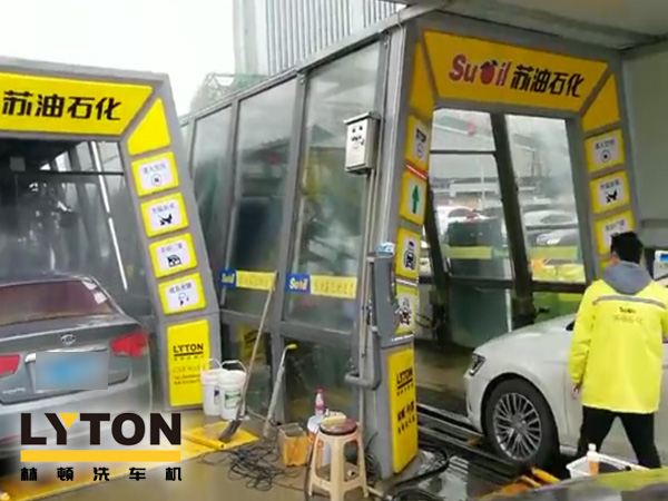 圖一：聲勢赫奕，應(yīng)接不暇！貴陽蘇油石化雙子座FX-11隧道式電腦洗車機調(diào)試完成。