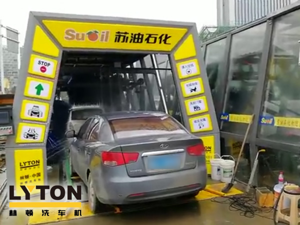 圖二：聲勢赫奕，應(yīng)接不暇！貴陽蘇油石化雙子座FX-11隧道式電腦洗車機調(diào)試完成。