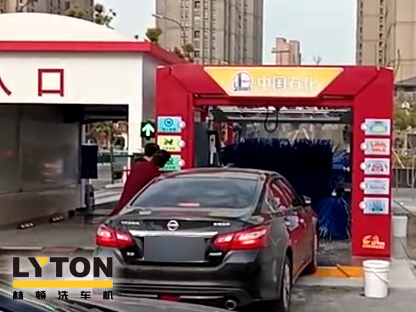 常州中石化FX-11-7雙風(fēng)機(jī)7刷電腦洗車機(jī)設(shè)備交付使用，現(xiàn)場排起來了長龍。