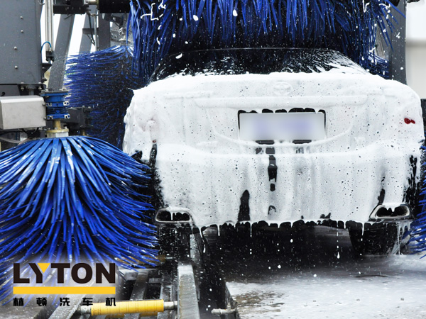 經(jīng)電腦洗車機(jī)毛刷洗刷，使車身光亮如新在車身上形成一層光亮、不易揮發(fā)的高分子聚合保護(hù)膜，這種保護(hù)膜具有抗水、耐磨、防曬、防腐蝕的特點(diǎn)。