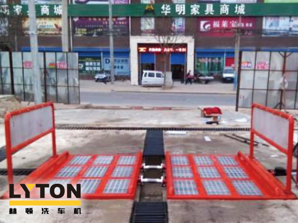 經(jīng)濟(jì)型工程車輛自動洗輪機(jī)是林頓電腦洗車機(jī)專為沖洗各類工程車輛的輪胎及底盤而設(shè)計，該設(shè)備結(jié)構(gòu)簡單，功能齊全，高壓沖洗工程車輛底盤及兩側(cè)。