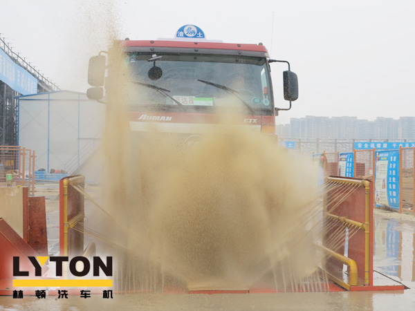 專為沖洗各類礦場(chǎng)運(yùn)輸車(chē)輛輪胎、底盤(pán)及兩側(cè)。集水循環(huán)使用、結(jié)構(gòu)輕、安裝便等諸多優(yōu)點(diǎn)——林頓電腦洗車(chē)機(jī)系列格柵式洗輪機(jī) 