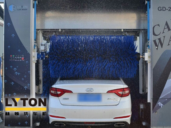 根據(jù)電腦洗車機工作方式的不同可分為隧道式電腦洗車機及往復(fù)式龍門洗車機，其核心本質(zhì)區(qū)別在于洗車機、汽車誰在動。