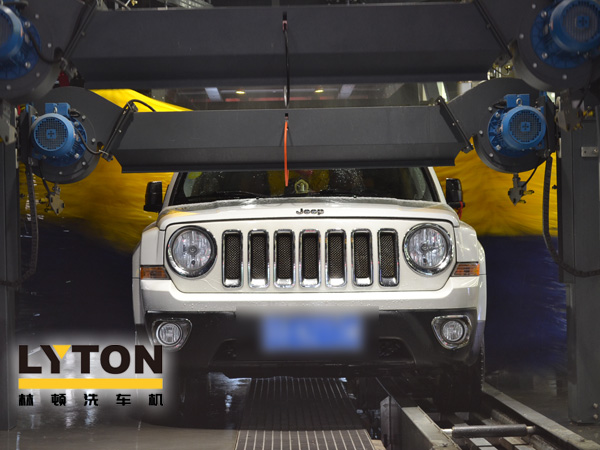 重要提醒！炎炎夏日，電腦洗車機設備洗車前務必記得先用玻璃水先冷卻擋風玻璃，防止玻璃爆裂！