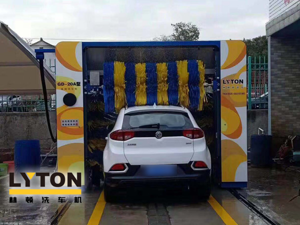 您的愛(ài)車也需要華麗與整潔的外表。那么接下來(lái)各位可要注意了，中魯石化加油站配置GD-20A型龍門往復(fù)式全自動(dòng)電腦洗車機(jī)！加油也可免費(fèi)洗車機(jī)啦！快來(lái)體驗(yàn)免費(fèi)的智能洗車服務(wù)吧。