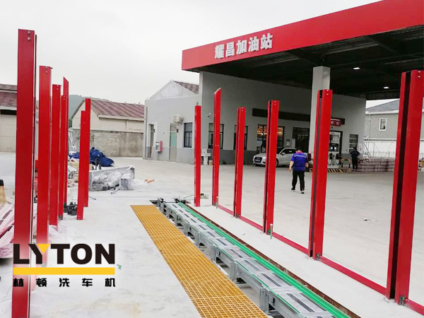 全自動(dòng)一站式服務(wù)洗車！武進(jìn)耀昌加油站fx80林頓電腦洗車機(jī)安裝中！操作方便快捷！