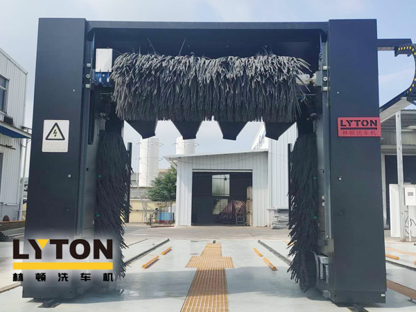 全身黑化,力量感十足！配泡棉軟刷、塑玻絲輪刷、低噪音固定式強(qiáng)力頂風(fēng)機(jī)系統(tǒng)，設(shè)備經(jīng)久耐用——林頓五刷龍門往復(fù)式電腦洗車機(jī)