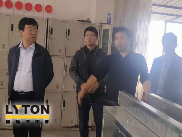 崔總向領(lǐng)導(dǎo)們講解了整個(gè)林頓電腦洗車(chē)機(jī)生產(chǎn)流程及工藝制作，對(duì)于電腦洗車(chē)機(jī)整個(gè)裝配過(guò)程考察團(tuán)給予了極大的贊許。