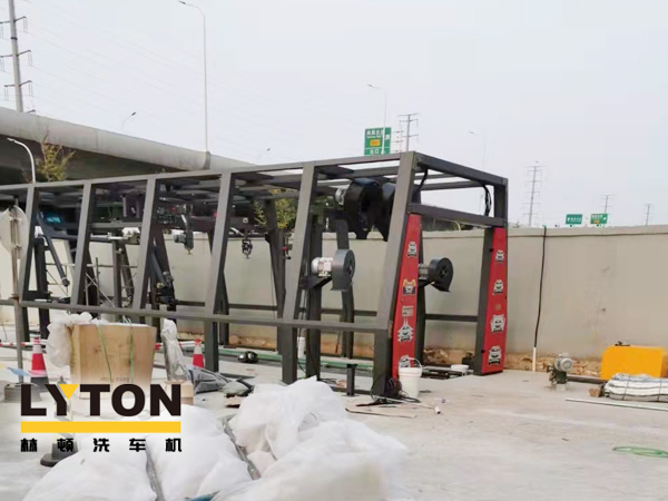 融南匯北 水韻淮安！淮安某單位選購林頓FX11系列隧道式全自動洗車機，現(xiàn)設備主體框架已安裝完畢