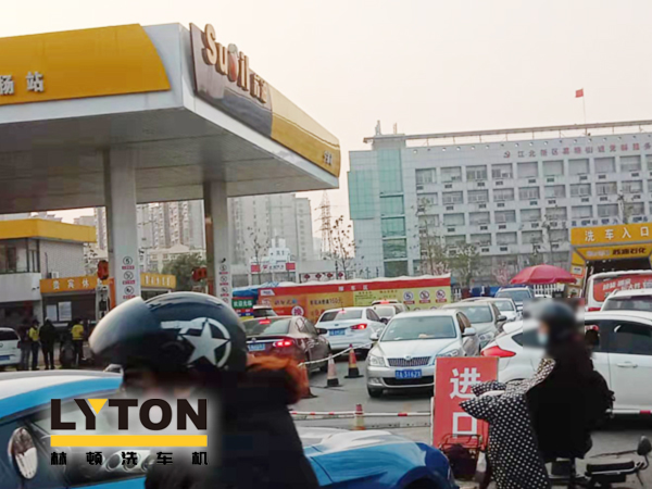  洗車“長龍”哪里見？蘇油寧揚(yáng)站加油站全自動(dòng)洗車長期受熱捧