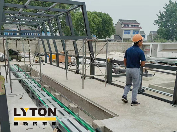 戰(zhàn)高溫、不服“暑”！六合某加油站選配林頓FX11系列全自動(dòng)洗車機(jī)！設(shè)備安裝中...