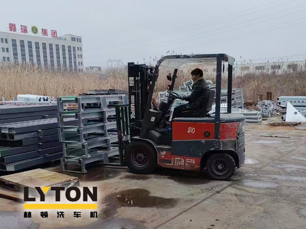 眾多加油站及公司自動(dòng)洗車(chē)設(shè)備的供應(yīng)商！品質(zhì)肯定！林頓全自動(dòng)洗車(chē)機(jī)發(fā)貨現(xiàn)場(chǎng)