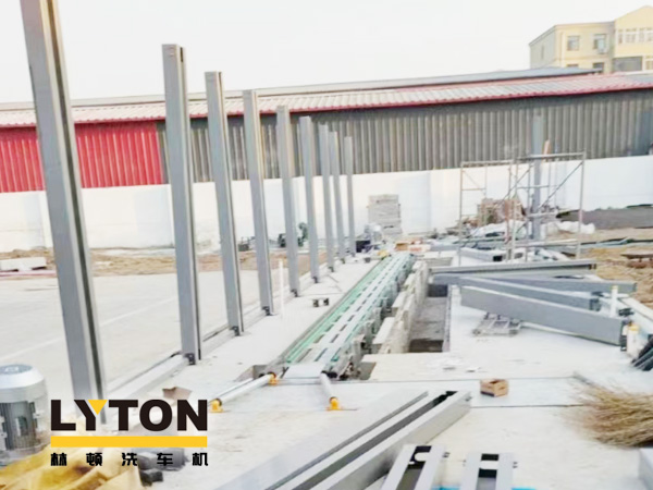 量身定制的解決方案、強(qiáng)大的洗車吞吐能力、卓越的汽車清洗效果、超高的盈利能力——隧道式全自動(dòng)洗車機(jī)