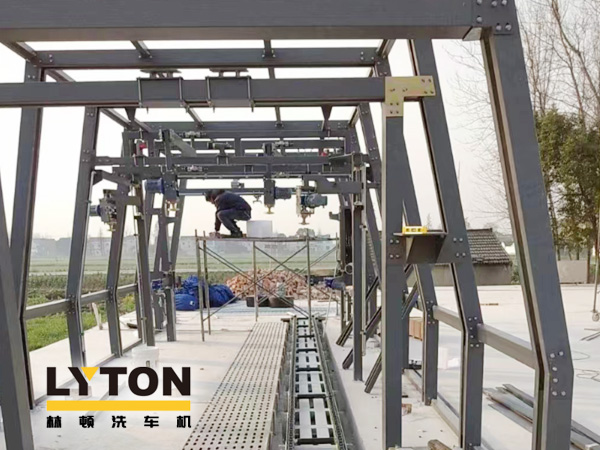 量身定制的解決方案、強(qiáng)大的洗車吞吐能力、卓越的汽車清洗效果、超高的盈利能力——隧道式全自動(dòng)洗車機(jī)