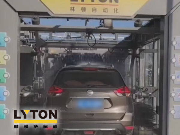 江南古鎮(zhèn)周莊網(wǎng)紅打卡加油站全自動洗車機安裝完工！現(xiàn)調試洗車！