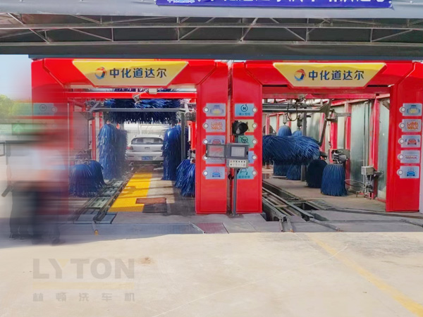 全自動(dòng)洗車(chē)機(jī)洗車(chē)程序及流程：準(zhǔn)備》預(yù)洗》主洗》漂洗》高壓淋水》烘干吹風(fēng)》自動(dòng)噴香