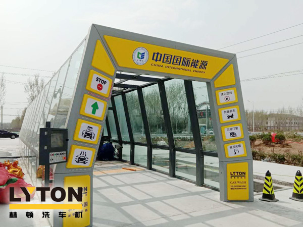 隧道式全自動洗車機(jī)——高效、快速、節(jié)水的洗車設(shè)備，適用于多種車型的清洗。