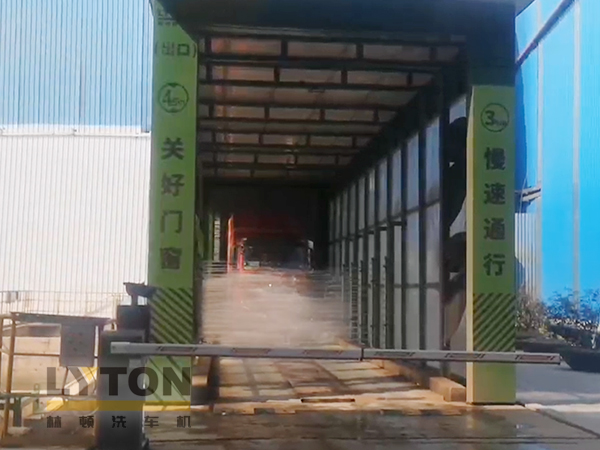 南京林頓ZX-400型自行式洗車機(jī)作業(yè)視頻，廣泛應(yīng)用于園林環(huán)保、城市管理及固體垃圾填埋場(chǎng)、煤礦、有色金屬礦場(chǎng)等場(chǎng)所